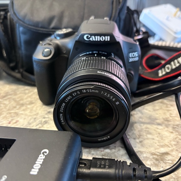 Canon EOS 2000D Black Digital Camera BUNDLE - Picture 2 of 7